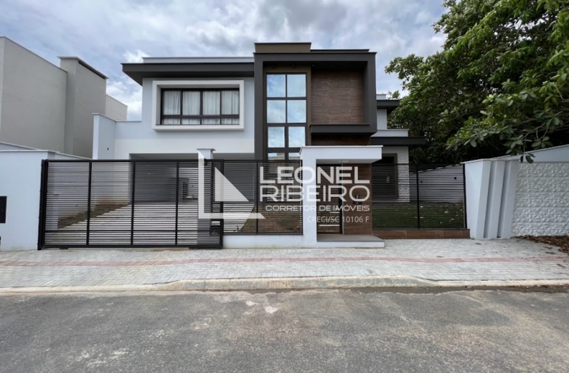 Casa alto padr�o com 3 dormit�rios no bairro Capitais em Timb�.