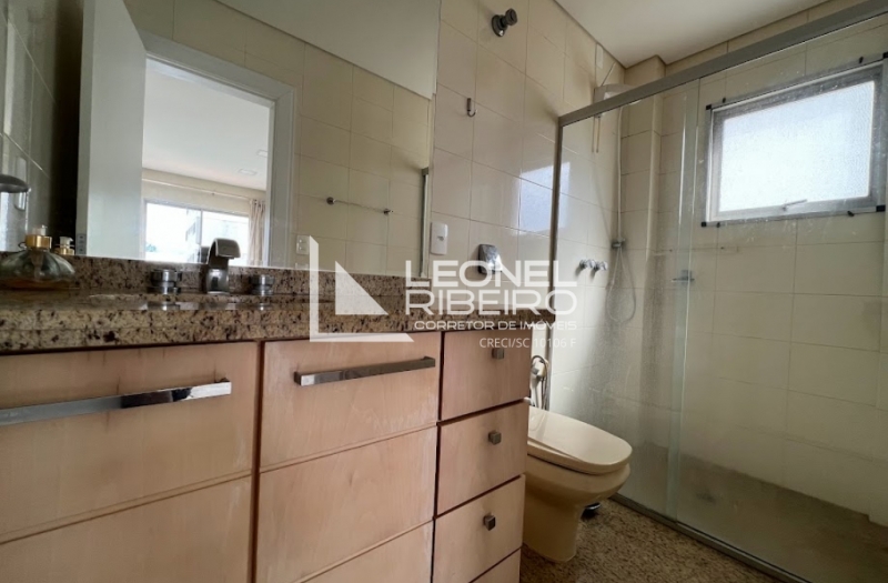 Apartamento semi mobiliado no bairro Centro em Timb�