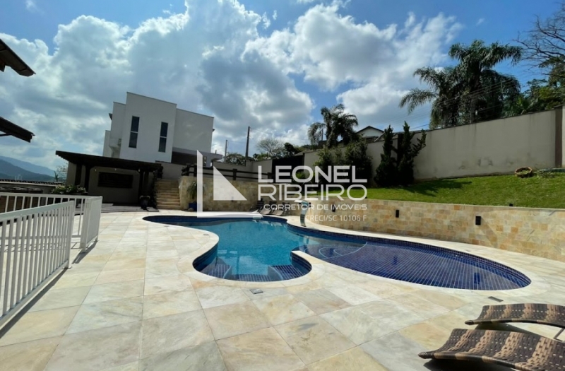 Casa mobiliada com piscina � venda no bairro Quintino em Timb�/SC