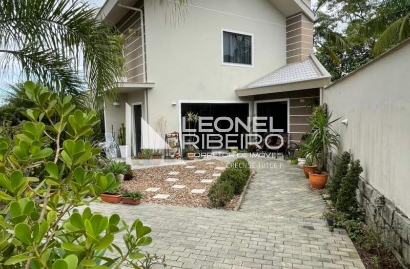 Casa alto padr�o com 2 pavimentos no bairro Imigrantes.