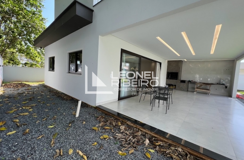 Casa alto padr�o com 3 dormit�rios no bairro Capitais em Timb�.