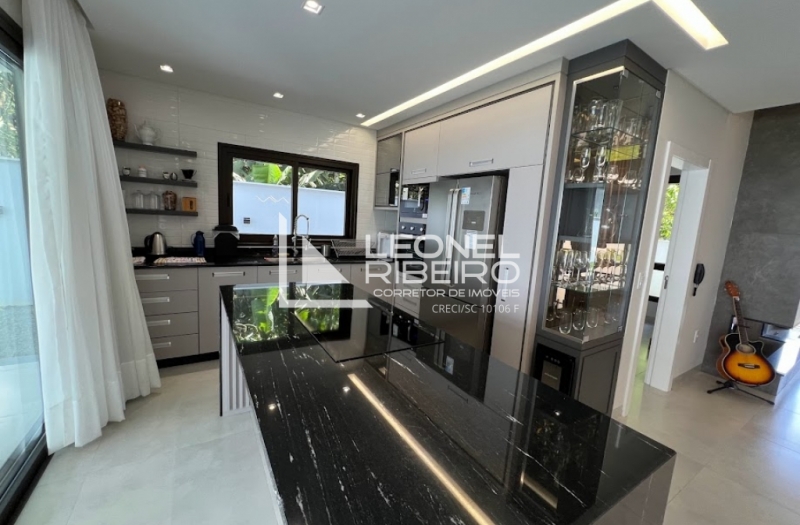 Casa alto padr�o com 3 dormit�rios no bairro Capitais em Timb�.