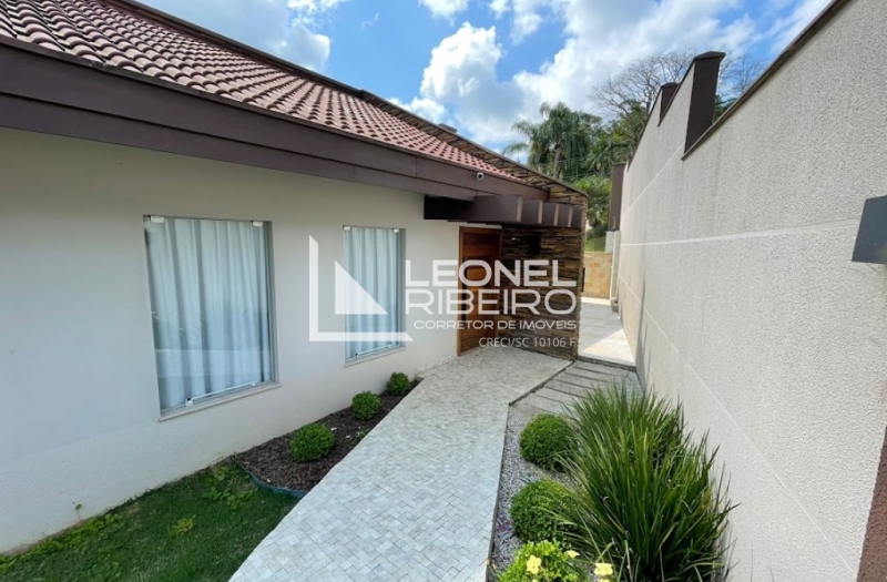 Casa mobiliada com piscina � venda no bairro Quintino em Timb�/SC