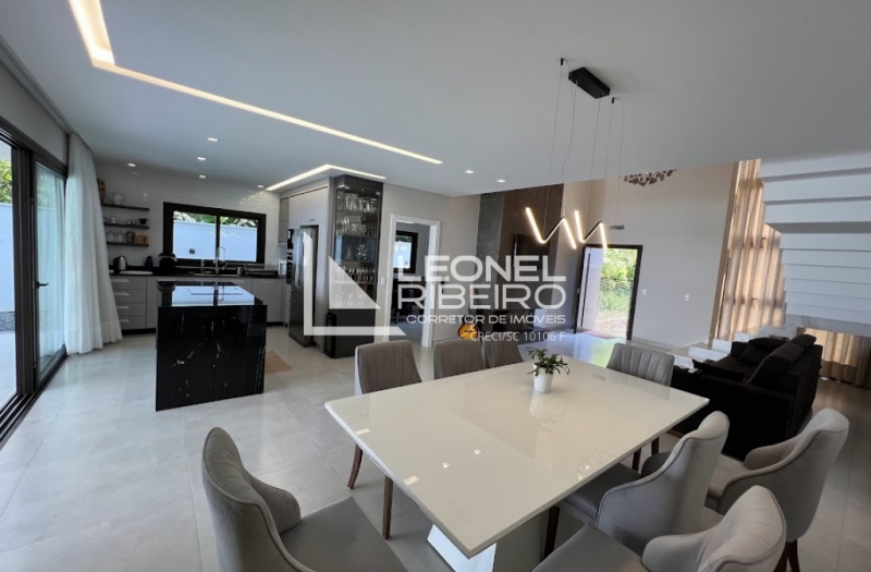 Casa alto padr�o com 3 dormit�rios no bairro Capitais em Timb�.