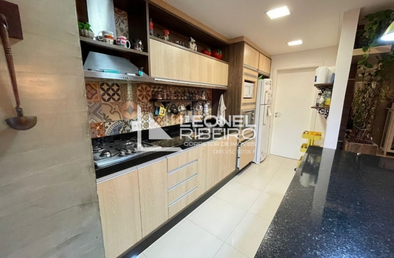 Apartamento alto padr�o semi mobiliado a poucos metros do Centro de Timb�.