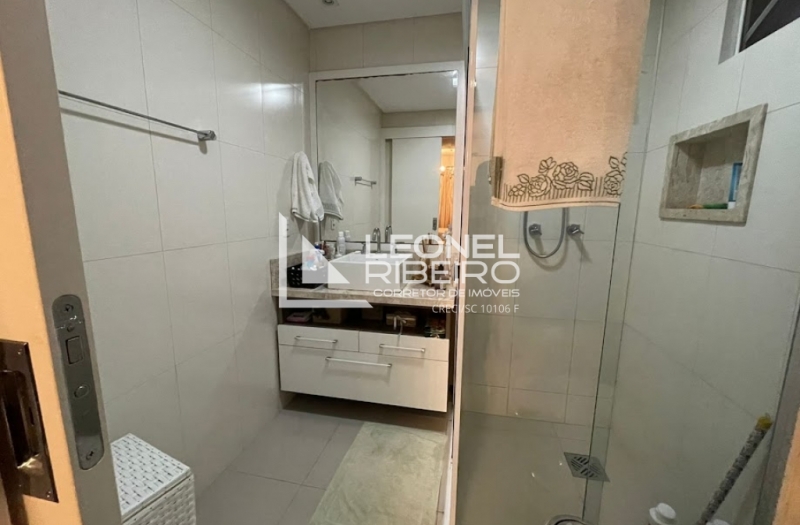 Apartamento alto padr�o semi mobiliado a poucos metros do Centro de Timb�.