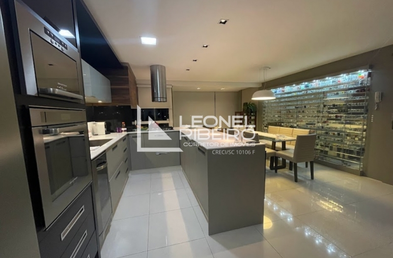 Apartamento Alto Padr�o em Andar Alto  a Poucos Metros do Centro 100% Mobiliado