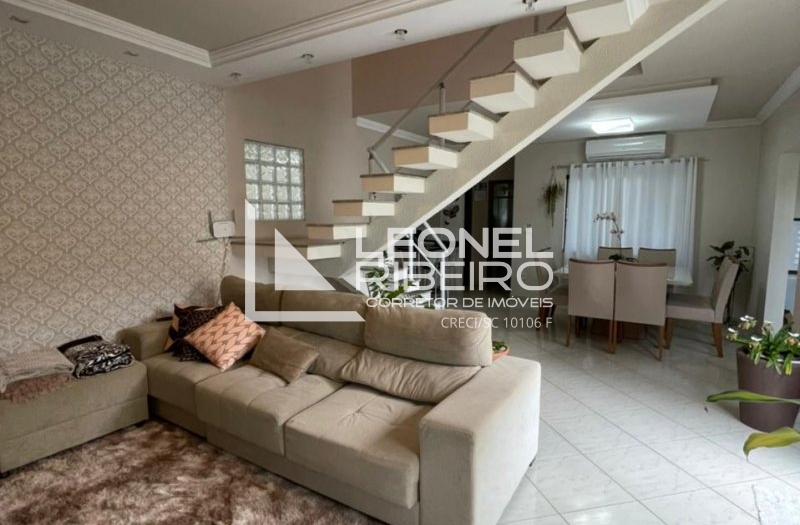 Casa alto padr�o com 2 pavimentos no bairro Imigrantes.