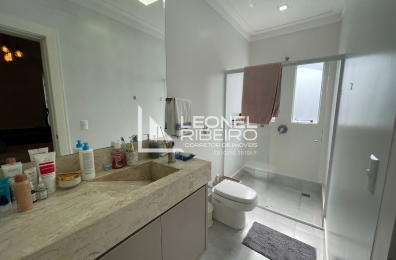 Casa mobiliada com piscina � venda no bairro Quintino em Timb�/SC