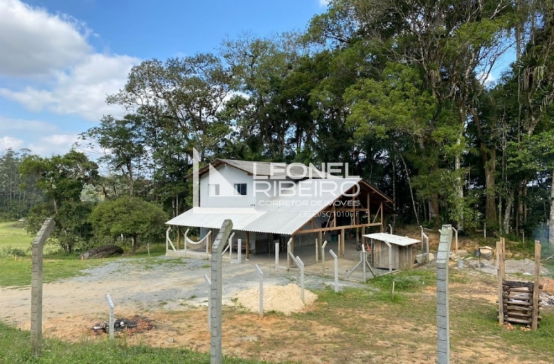 S�tio Encantador em Timb�.