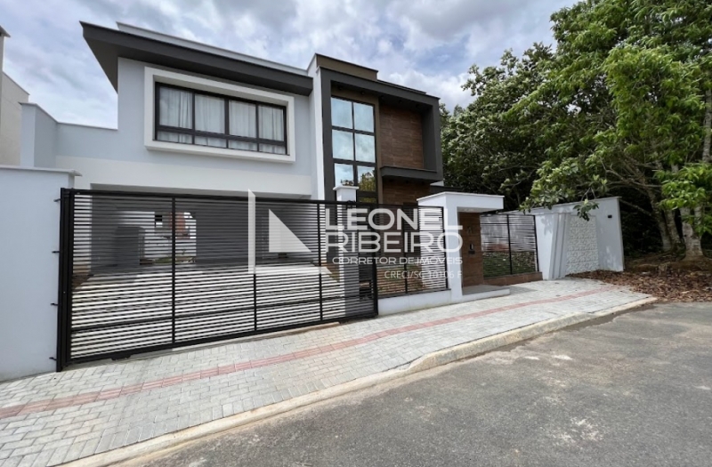 Casa alto padr�o com 3 dormit�rios no bairro Capitais em Timb�.