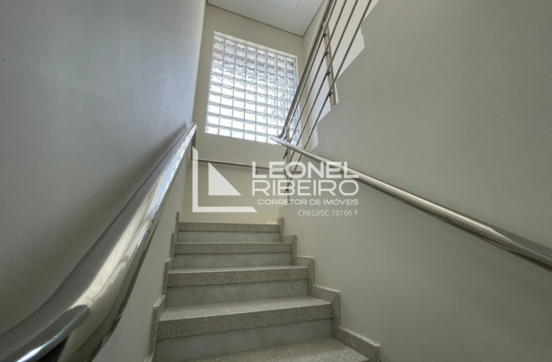 Casa mobiliada com piscina � venda no bairro Quintino em Timb�/SC