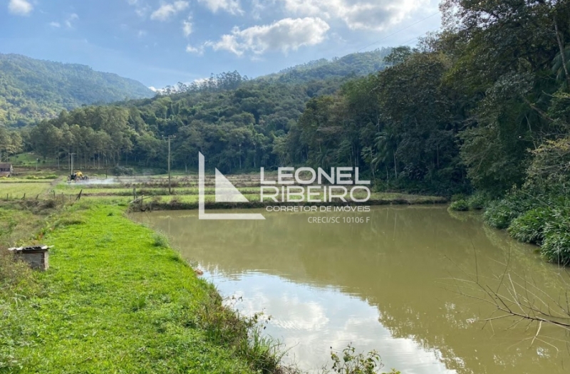 S�tio Encantador em Timb�.