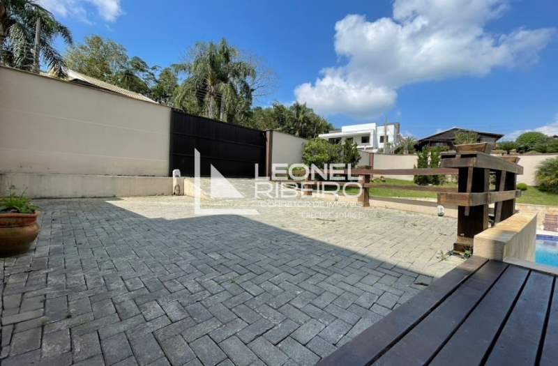 Casa mobiliada com piscina � venda no bairro Quintino em Timb�/SC