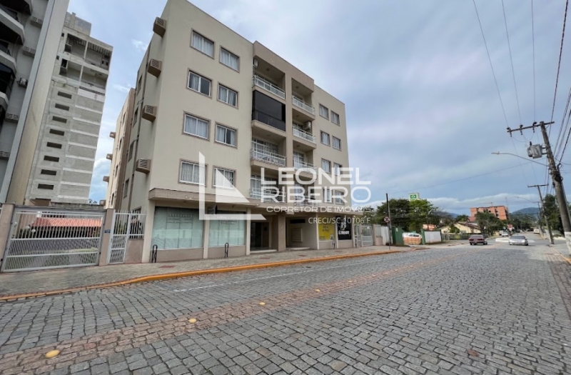 Apartamento semi mobiliado no bairro Centro em Timb�