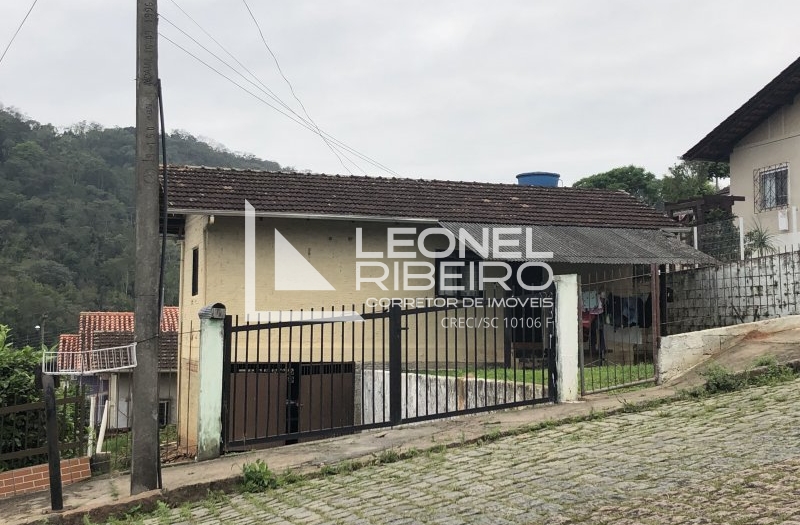 Casa em rua pavimentada no Bairro Vila Germer.