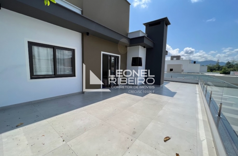 Casa alto padr�o com 3 dormit�rios no bairro Capitais em Timb�.