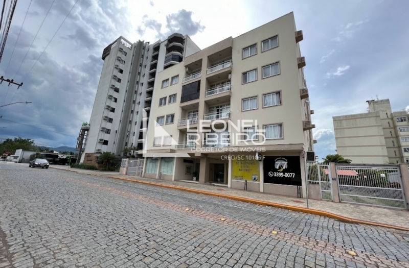 Apartamento semi mobiliado no bairro Centro em Timb�